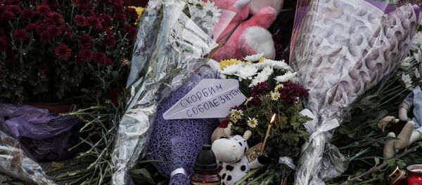 Возложение цветов у посольства РФ в Молдове Возложение цветов у посольства РФ в Молдове - Sputnik Молдова