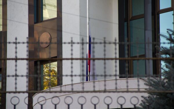 приспущенный флаг посольства РФ в Молдове - Sputnik Moldova