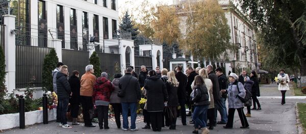 Возложение цветов у посольства РФ в Молдове - Sputnik Moldova