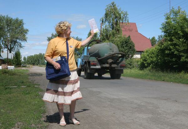 Сельский почтальон разносит корреспонденцию по селу Боровое в Новосибирской области - Sputnik Moldova-România