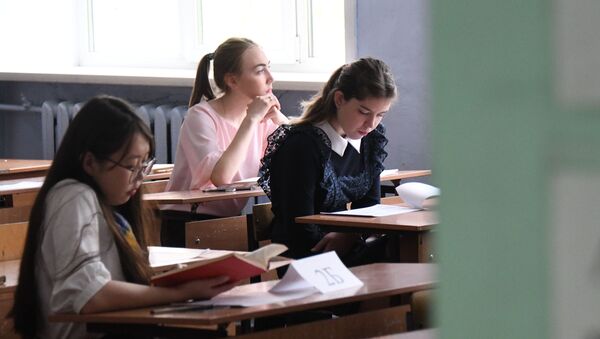 Учащиеся в классе. Архивное фото - Sputnik Молдова