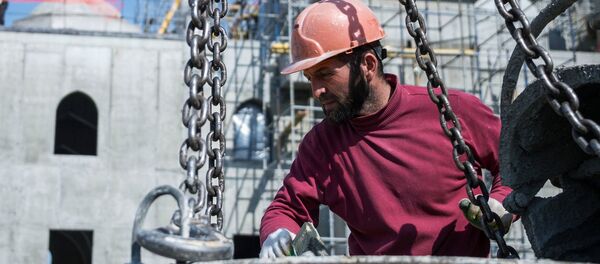 Рабочий во время строительства, архивное фото - Sputnik Молдова