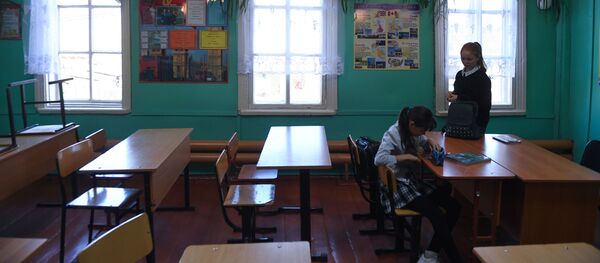Ученицы в школе села Алыгджер в Иркутской области Ученицы в школе села Алыгджер в Иркутской области - Sputnik Moldova