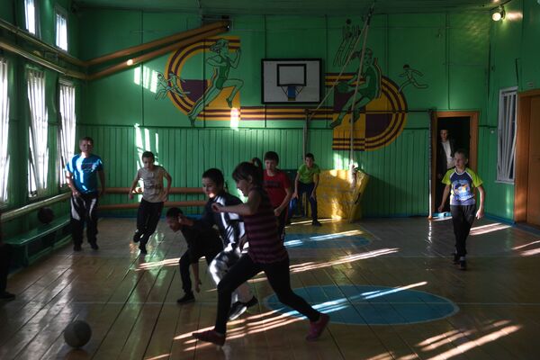 Дети играют в футбол в спортзале школы села Алыгджер Тофаларского муниципального образования Иркутской области - Sputnik Молдова