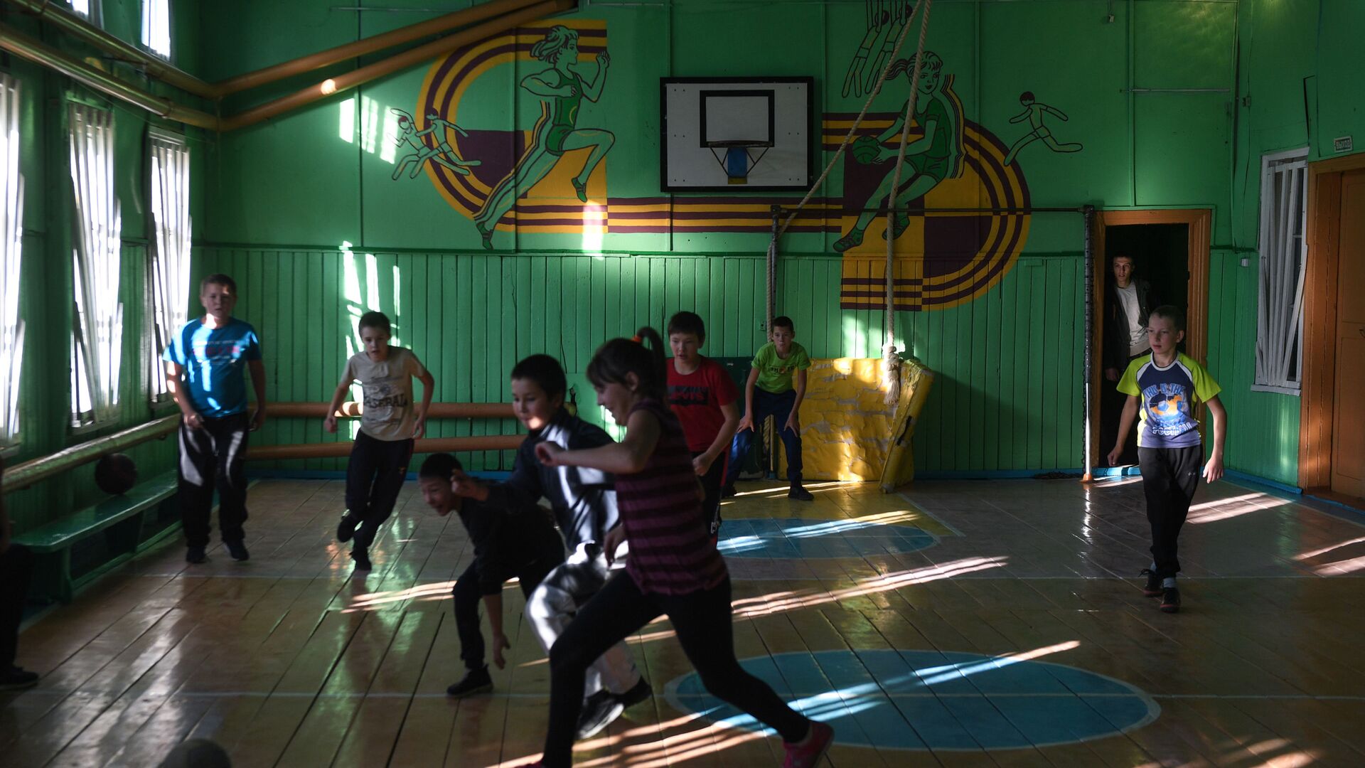 Дети играют в футбол в спортзале школы села Алыгджер Тофаларского муниципального образования Иркутской области - Sputnik Moldova-România, 1920, 20.02.2022