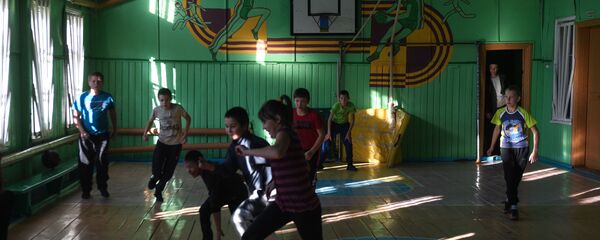 Дети играют в футбол в спортзале школы села Алыгджер Тофаларского муниципального образования Иркутской области - Sputnik Молдова