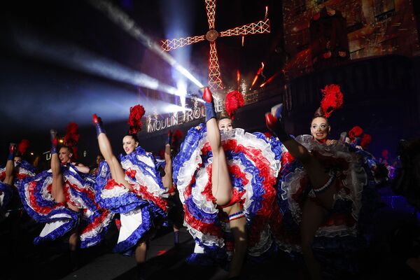 Танцовщицы Мулен Руж во время празднования 130-летия старейшего французского кабаре в Париже - Sputnik Молдова