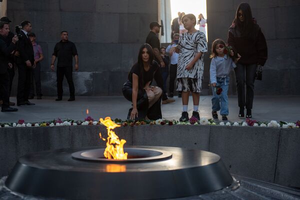 Ким Кардашьян возлагает цветы к Вечному огню на территории мемориального комплекса Цицернакаберд в Ереване - Sputnik Молдова