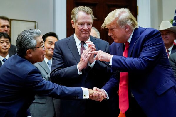Президент США Дональд Трамп обменивается рукопожатием с послом Японии в США Шинсуке Сугиямой перед торговым представителем США Робертом Лайтхайзером в Белом доме в Вашингтоне - Sputnik Молдова