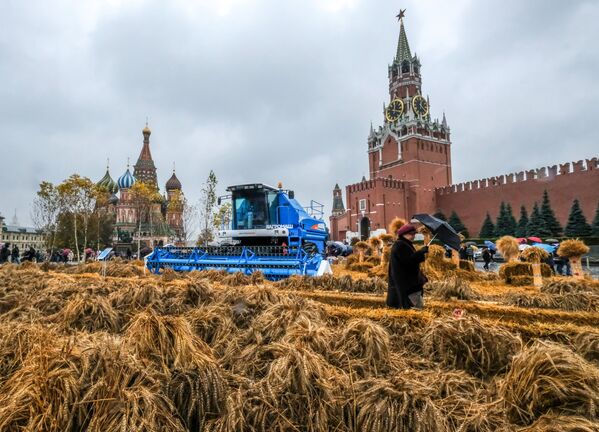 Фестиваль осени на Красной площади в Москве - Sputnik Молдова