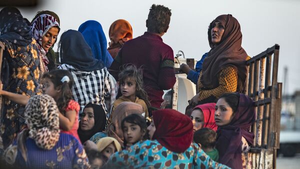 Сирийские арабские и курдские мирные жители бегут от турецких бомбардировок сирийского города Рас-эль-Айн на границе с Турцией - Sputnik Молдова