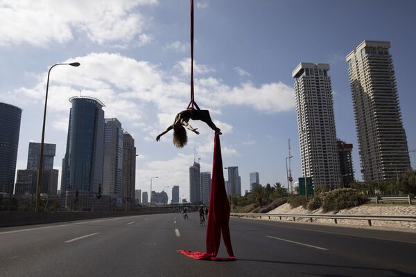 Израильская акробатка выступает на шоссе во время еврейского праздника Yom Kippur в Тель-Авиве, Израиль - Sputnik Молдова