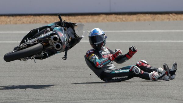 Падение британского гонщика Джона МакФи из гоночной команды Petronas Sprinta во время гонки Moto3 в Таиланде - Sputnik Молдова