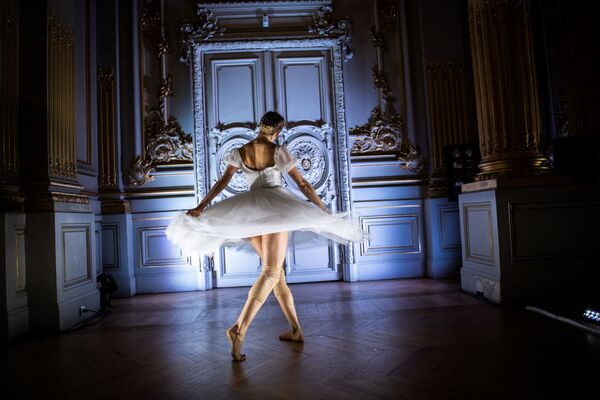 Балерина балетной труппы Парижской Оперы выступает во время танцевального шоу «Degas Danse» в музее Orsay в Париже - Sputnik Молдова