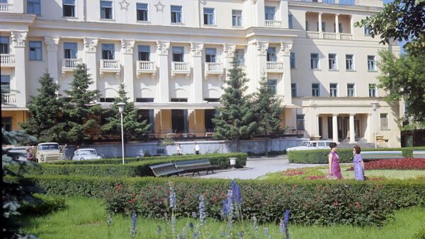 Здание гостиницы Молдова в Кишиневе. Перестроено в 1950 году из неоконченного в 1930-е годы здания Офицерского Собрания. Архитектор В.А Виригин. - Sputnik Молдова