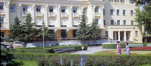 Здание гостиницы Молдова в Кишиневе. Перестроено в 1950 году из неоконченного в 1930-е годы здания Офицерского Собрания. Архитектор В.А Виригин. Здание гостиницы Молдова в Кишиневе. Перестроено в 1950 году из неоконченного в 1930-е годы здания Офицерского Собрания. Архитектор В.А Виригин. - Sputnik Молдова