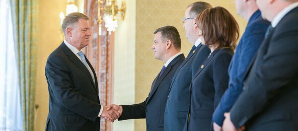 Klaus Iohannis, consult[ri cu PMP, Eugen Tomac - Sputnik Moldova-România