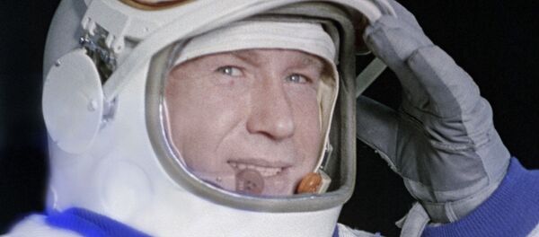 Космонавт Алексей Леонов в скафандре Космонавт Алексей Леонов в скафандре - Sputnik Молдова