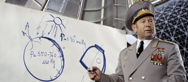 Летчик-космонавт СССР Алексей Леонов Летчик-космонавт СССР Алексей Леонов - Sputnik Молдова