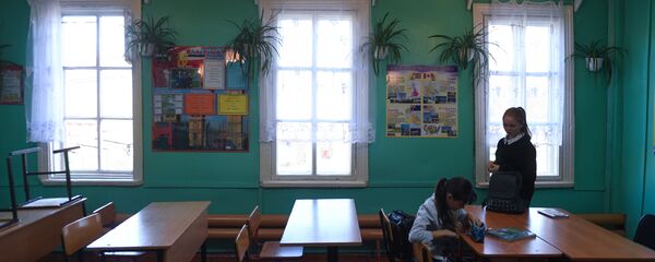 Ученицы в школе села Алыгджер в  Иркутской области - Sputnik Молдова