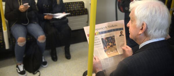 Пассажиры в вагоне на станции лондонского метро, архивное фото - Sputnik Молдова