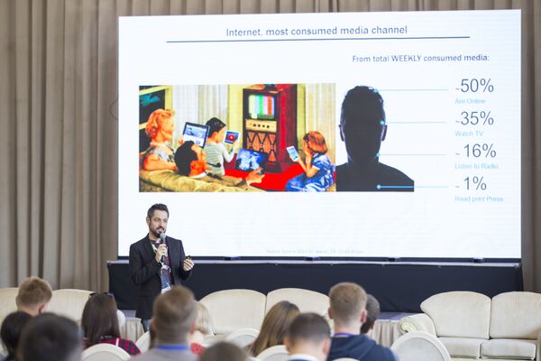 Expertul moldovean Dorel Samoilă a vorbit despre preferințele pe care le au cei care aleg Internetul, TV-ul, radioul sau presa scrisă. - Sputnik Moldova