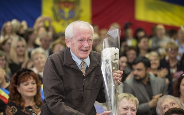 Elevii i-au felicitat pe lucrătorii-veterani ai instituției de învățământ - Sputnik Moldova
