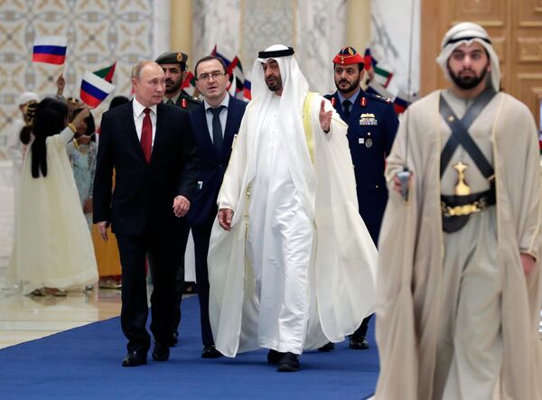 Президент РФ Владимир Путин и наследный принц Абу-Даби Мухаммед бен Заид Аль Нахайян на церемонии официальной встречи - Sputnik Молдова