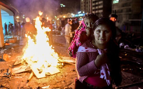 Женщина и ее дочь во время протестов возле Каса-де-ла-Культура в Кито, Эквадор - Sputnik Молдова