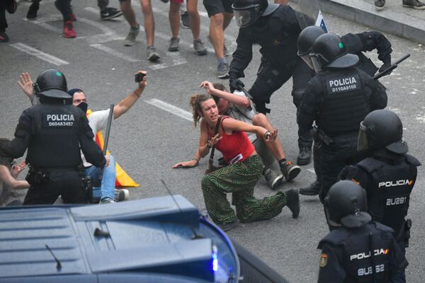 Столкновения протестующих с испанскими полицейскими возле аэропорта Эль-Прат в Барселоне - Sputnik Молдова