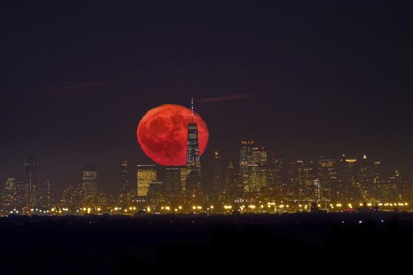 Восход кровавой луны над небоскребами Нью-Йорка - Sputnik Молдова