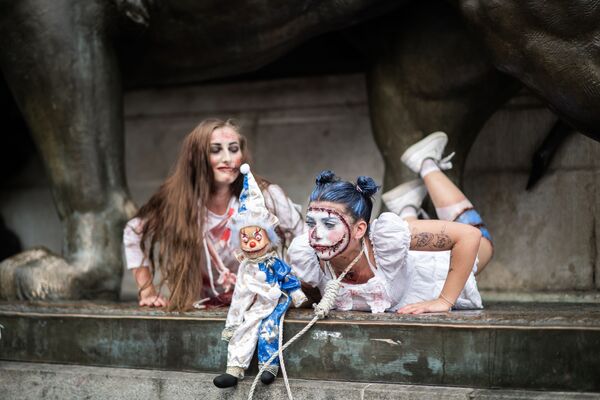 Девушки в костюмах зомби, принимают участие в мероприятии Zombie Walk в Париже, Франция - Sputnik Молдова