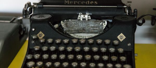 Печатная машинка Мерседес. Интересно то, что верхний регистр клавиш обозначен русскими буквами. Возможно, эта машинка находилась в штабе советских войск и предназначалась для шифровок. Печатная машинка Мерседес. Интересно то, что верхний регистр клавиш обозначен русскими буквами. Возможно, эта машинка находилась в штабе советских войск и предназначалась для шифровок. - Sputnik Moldova