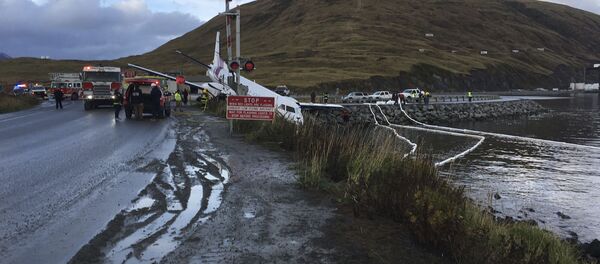 Cамолет чуть не вылетел с взлетно-посадочной полосы после приземления в аэропорту Уналаска - Sputnik Moldova-România
