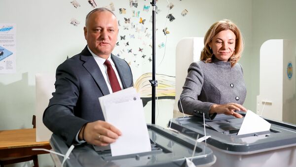 Игорь Додин с супругой Галиной на выборах примара в Кишиневе - Sputnik Молдова