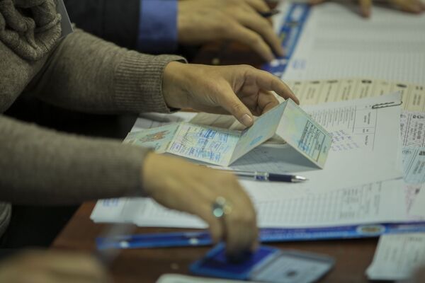 Как жители Молдовы голосовали на местных выборах в Кишиневе - Sputnik Молдова