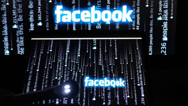 Логотип социальной сети Фейсбук на экране компьютера - Sputnik Молдова
