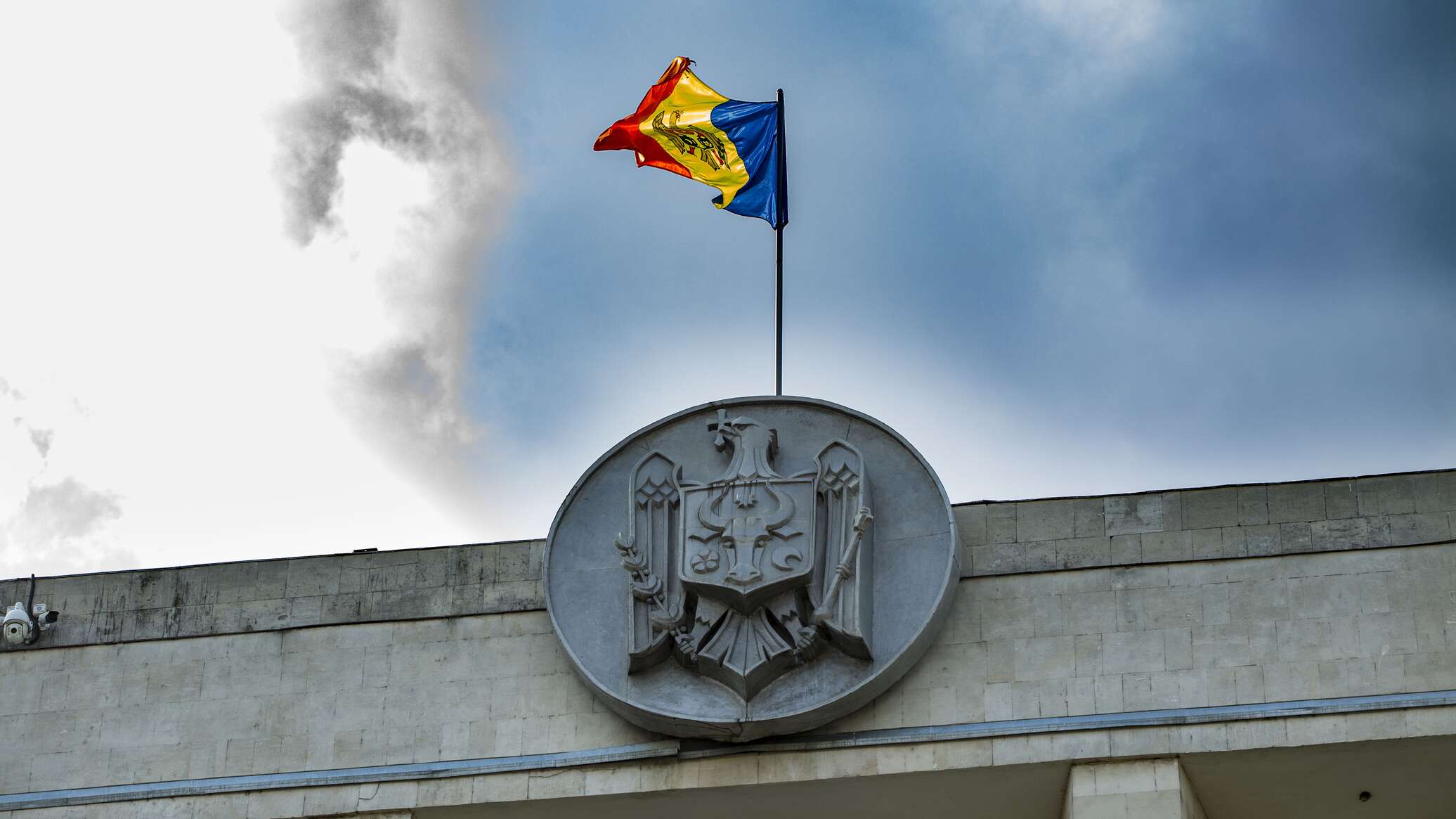 М кишинев. Флаг правительство Молдовы. Молдавия флаг на здании. Здание правительства Молдавии. Молдавия Кишинев правительство.