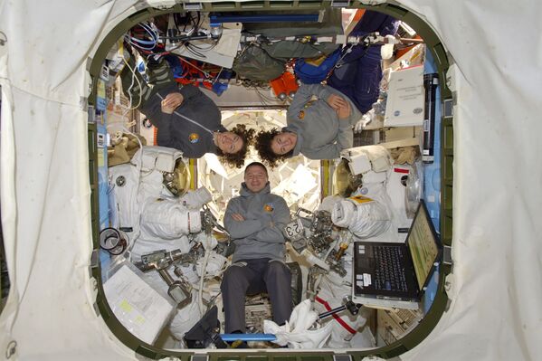 Астронавты Эндрю Морган с Кристиной Кох и Джессикой Меир на Международной космической станции - Sputnik Молдова