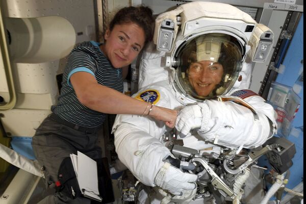 Астронавты Кристина Кох и Джессика Меир на Международной космической станции - Sputnik Молдова