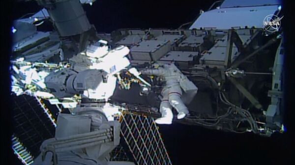 Астронавт США Джессика Меир выходит за пределы Международной космической станции (МКС) - Sputnik Молдова