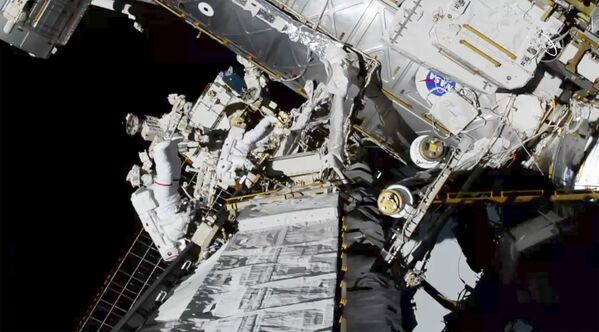 Выход с МКС в открытый космос американских астронавтов Кристины Кох и Джессики Мейр - Sputnik Молдова