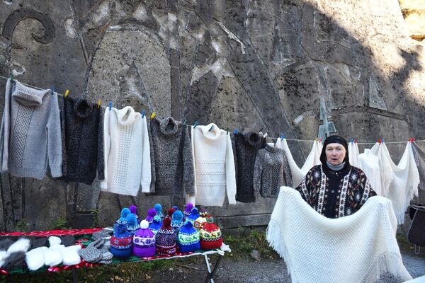 Женщина продаёт сувениры на территории национального парка Приэльбрусье в Кабардино-Балкарии - Sputnik Moldova-România