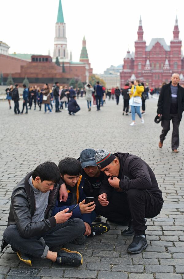 Иностранные туристы на Красной площади в Москве - Sputnik Молдова