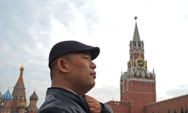 Иностранный турист на Красной площади в Москве - Sputnik Молдова
