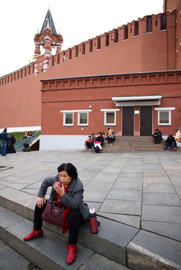 Иностранная туристка на Красной площади в Москве - Sputnik Молдова