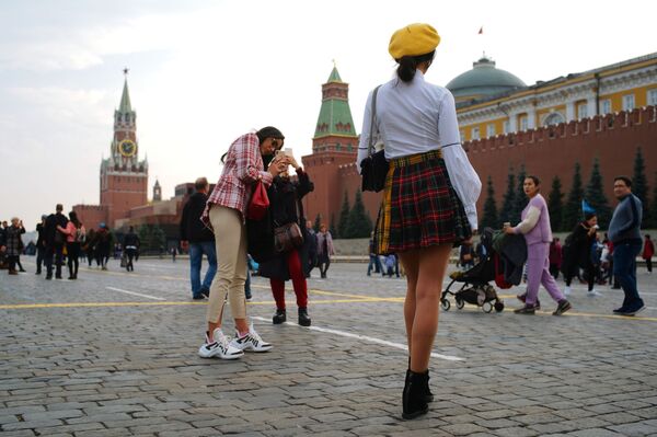 Иностранные туристки фотографируются на Красной площади в Москве - Sputnik Молдова