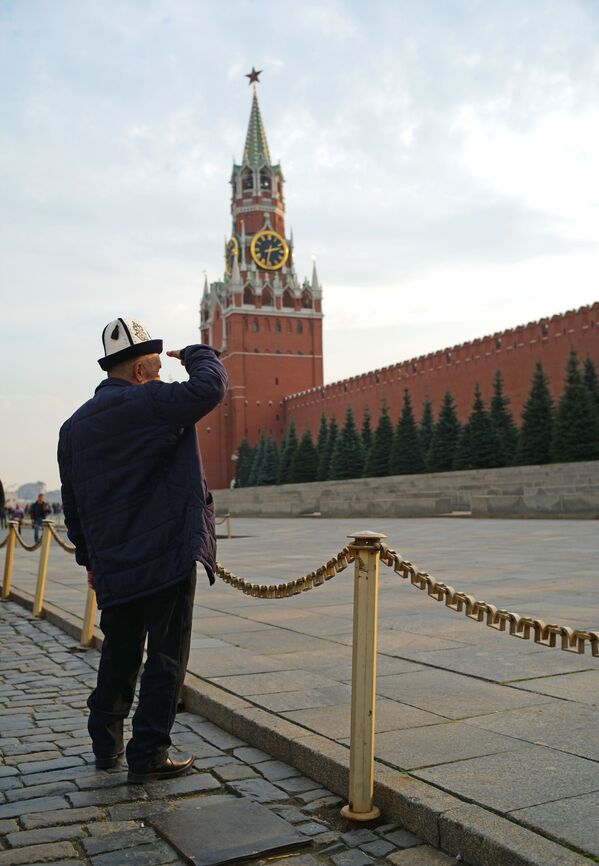 Иностранный турист на Красной площади в Москве - Sputnik Молдова