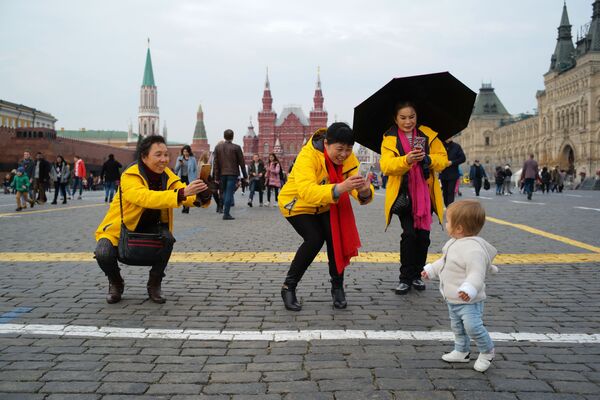 Иностранные туристки на Красной площади в Москве - Sputnik Молдова