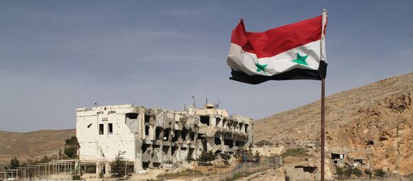 Сирийский флаг на фоне разрушенного дома в сирийском городе Маалюля Сирийский флаг на фоне разрушенного дома в сирийском городе Маалюля - Sputnik Moldova-România